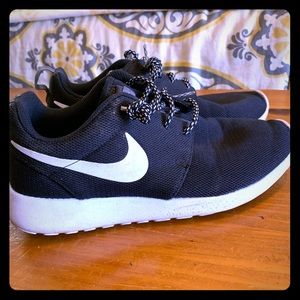 Nike Roshe One women’s pull on sneakers;